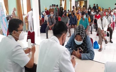 Bupati Kubu Raya Muda Mahendrawan Meninjau Langsung Pelaksanaan Vaksinasi Dosis Pertama di Aula Kantor Camat Sungai Ambawang